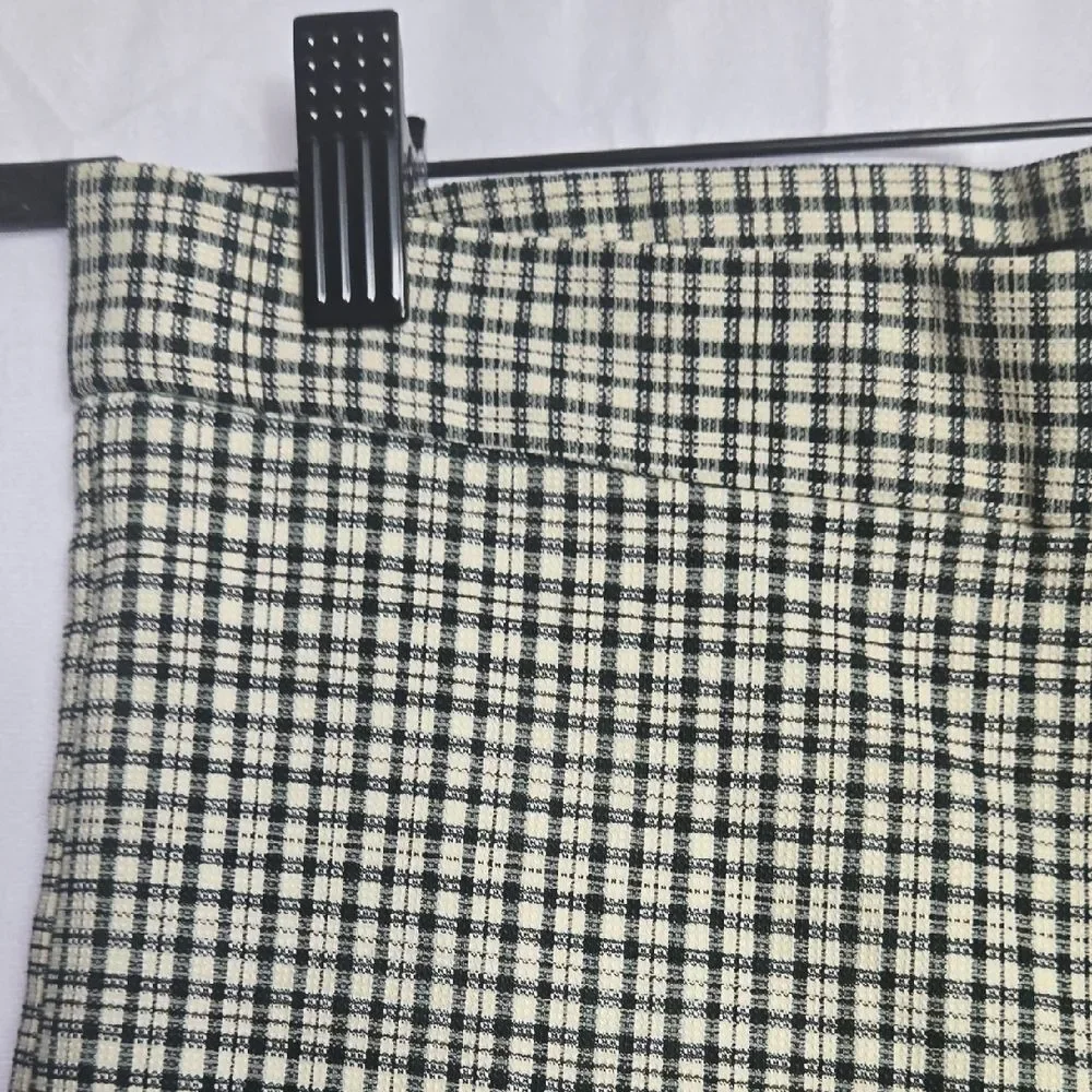 Zara Dark Green and Cream Checkered/Plaid Cropped Pants - Picture 6 of 15